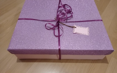 Caja de regalo con cartón y cartulina brillante